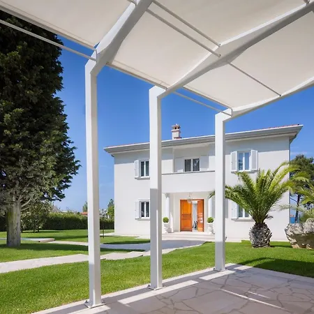 Helena Villa